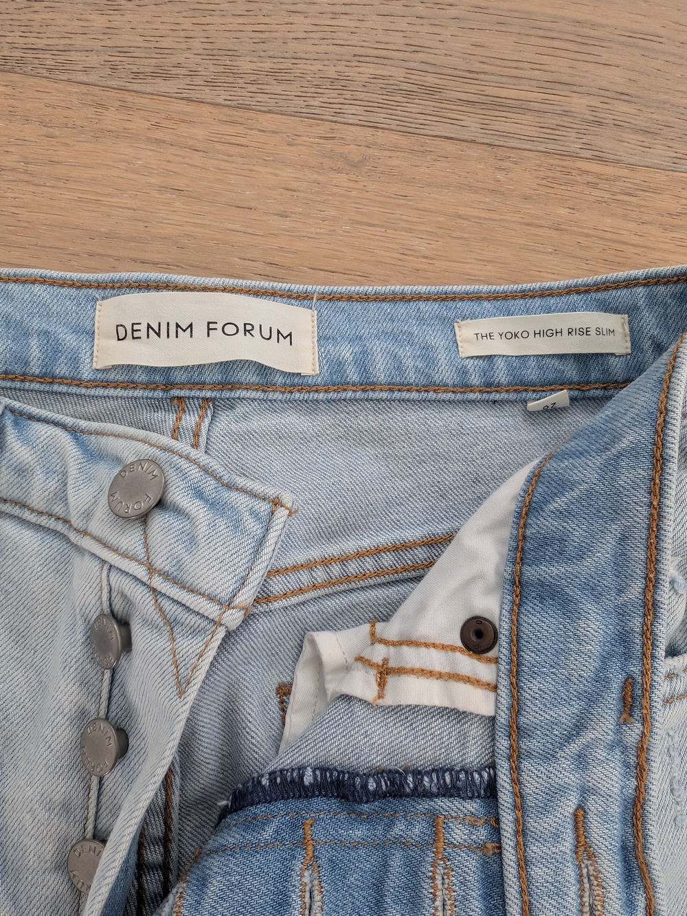 Aritzia Denim Forum Women's Slim Light Blue Jeans